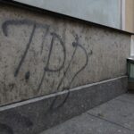 Исторические здания Центрального района Петербурга очистили от «меток» вандалов