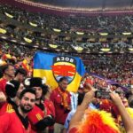 В Катаре испанские болельщики подняли на трибунах флаг «Азова»*